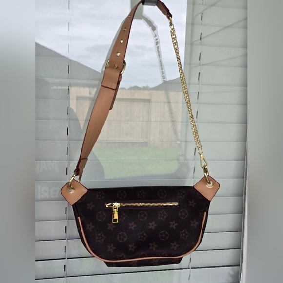 Modern + Chic Louis Vuitton Cross Body Bag Women Monogram Gold Hardware - Picture 11 of 15